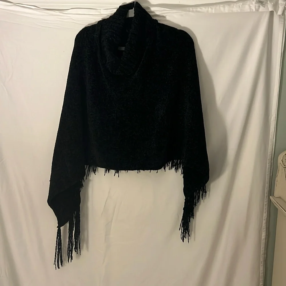 Britt’s Knit Poncho - Picture 3 of 7